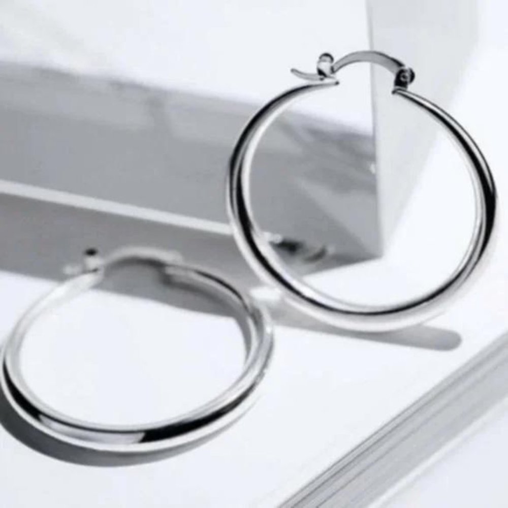 18K WHITE GOLD 1.5 ROUND HOOP EARRINGS, BEAUTIFUL EARRINGS, CUTE EARRINGS.
